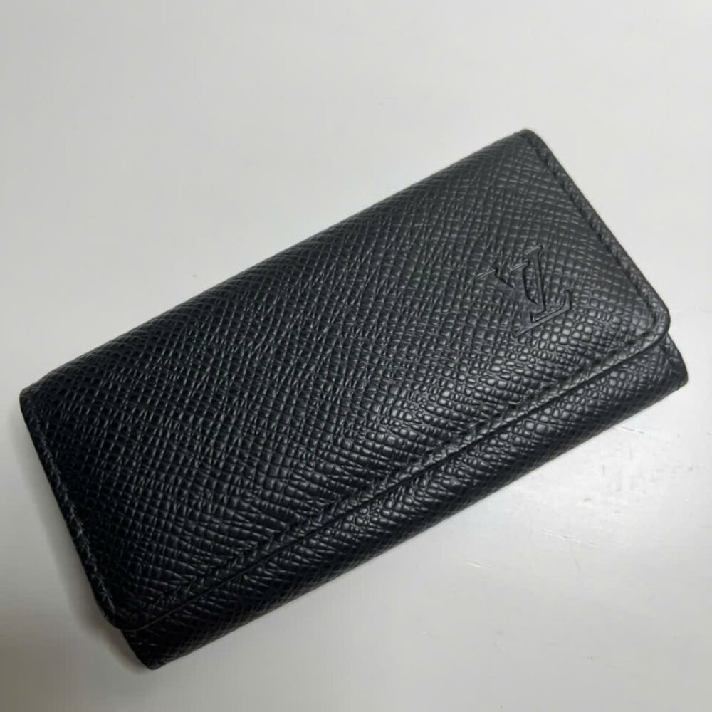 LOUIS VUITTON Taiga 4 Key Holder